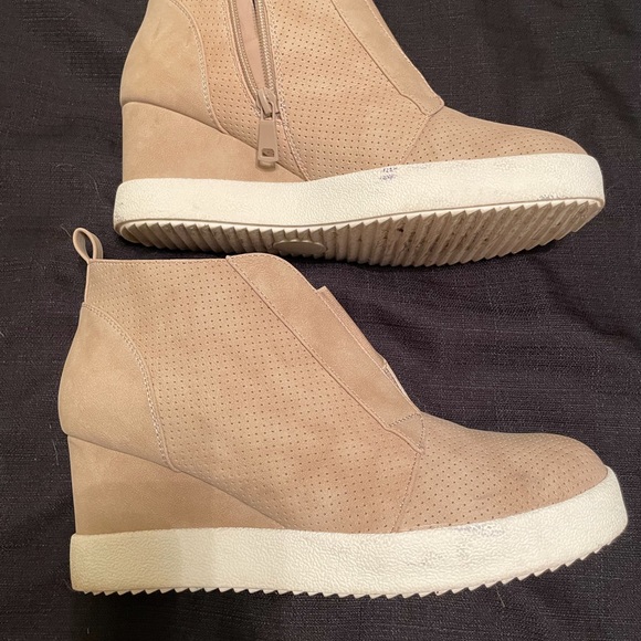 Cream color wedge sneakers. Size 10 - Picture 3 of 8